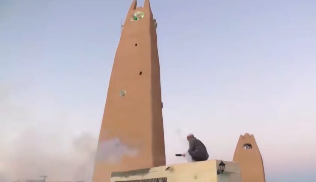 Quand le muezzin et le baroudeur « libèrent» les jeûneurs à Ghardaïa . À Ghardaïa, une tradition séculaire est « ressuscitée » chaque mois de Ramadan : l'Iftar sous les détonations du baroud.