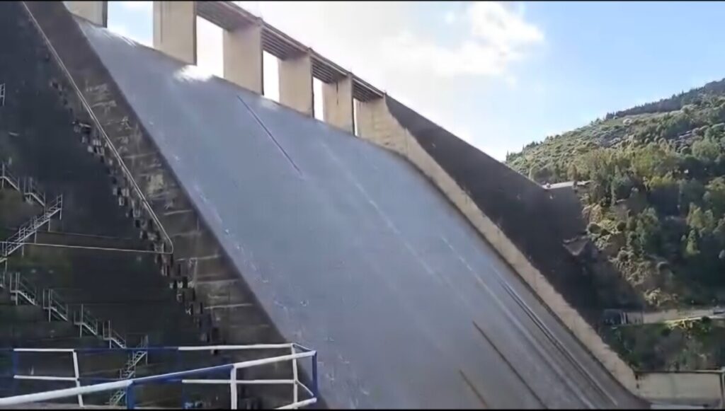 Le plus grand ouvrage hydraulique d'Algérie ( Beni Haroun), est rempli à 99% de sa capacité  qui est de l'ordre de 960 mètres cubes.