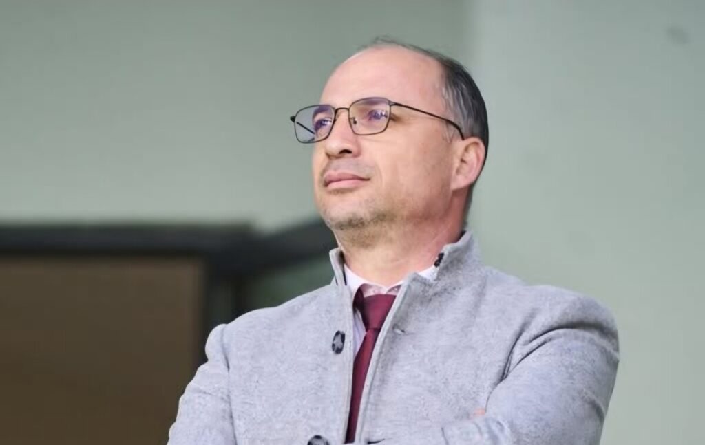 Adel Boudedja fixe ses règles à la JSK Nommé à la tête du Conseil d’administration de la JS Kabylie, Adel Boudedja a tenu un discours ferme au groupe avant Al Ahly