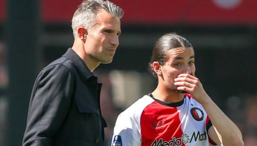 À Feyenoord, Robin Van Persie a posé un geste salué dans toute l’Europe en adaptant les entraînements pour soutenir les jeûneurs.