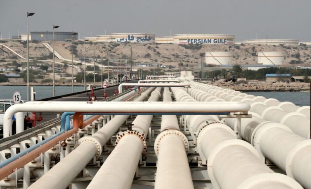 Trump vise l’ile de Kharg, le «cœur battant» du pétrole iranien Les frappes américano-sionistes viennent de se déporter vers l’île iranienne de Kharg, considérée comme étant le « cœur battant » du pétrole iranien.