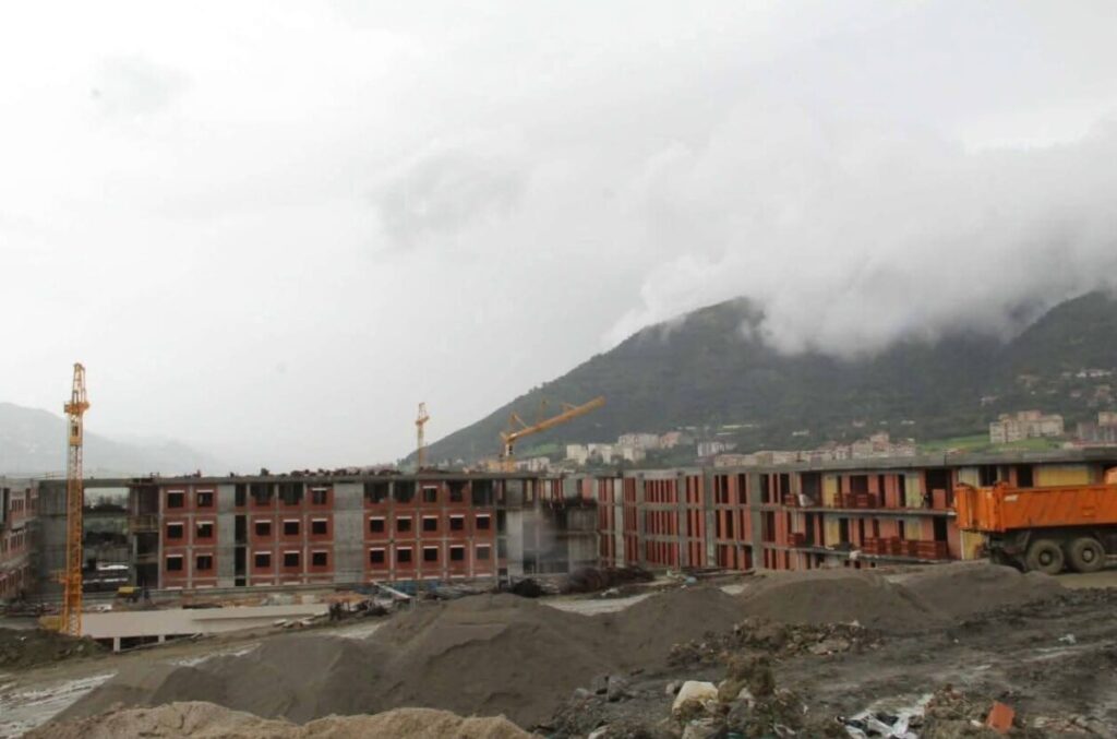 Tizi-Ouzou : Le plus grand CHU d’Algérie prend forme ! La ville de Tizi-Ouzou va abriter le plus grand Centre hospitalo-universitaire (CHU) du pays, avec une capacité de 500 lits.