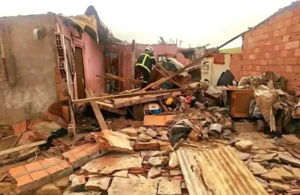 Une explosion d’une bonbonne de gaz butane a fait six blessés graves ce jeudi 12 mars 2026 dans la localité de Malouka, relevant de la daïra de Medroussa, dans la wilaya de Tiaret