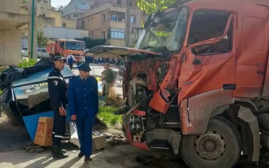 Tizi-Ouzou : un semi-remorque sème la panique à Draâ El Mizan! Accident spectaculaire à Draâ El Mizan (Tizi-Ouzou) : un semi-remorque hors de contrôle a traversé le centre-ville avant de s’écraser contre une échoppe.