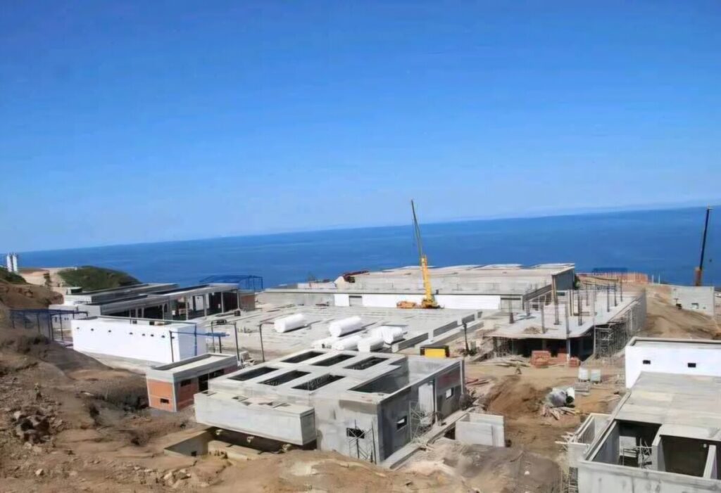Le chantier de la future station de dessalement d'eau de mer (SDEM) de Tamda Ouguemoune, dans la wilaya de Tizi-Ouzou, progresse à un rythme soutenu.