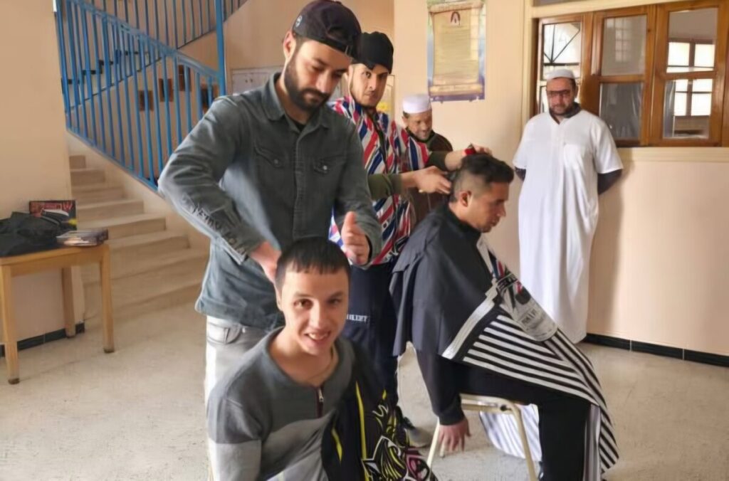 Ghardaïa : Ces coiffeurs au grand cœur ! À la veille de l'Aïd El Fitr, quatre jeunes coiffeurs de Ghardaïa ont posé leurs tabliers de travail pour enfiler ceux de la solidarité