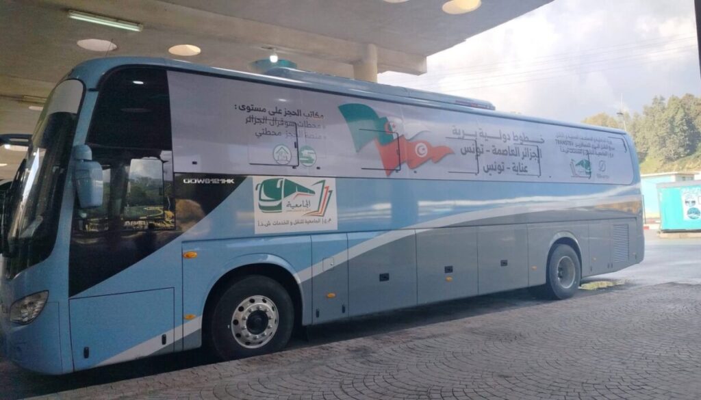 La connectivité terrestre entre l’Algérie et la Tunisie franchit une étape significative avec le lancement, ce 12 et 13 mars, de deux lignes de bus