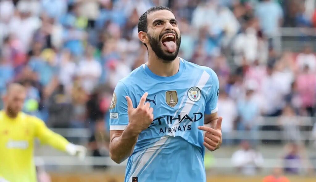 Manchester City sacré, Aït-Nouri remporte son premier trophée Manchester City a remporté la Carabao Cup face à Arsenal, offrant à Rayan Aït-Nouri le premier trophée de sa carrière en Angleterre.