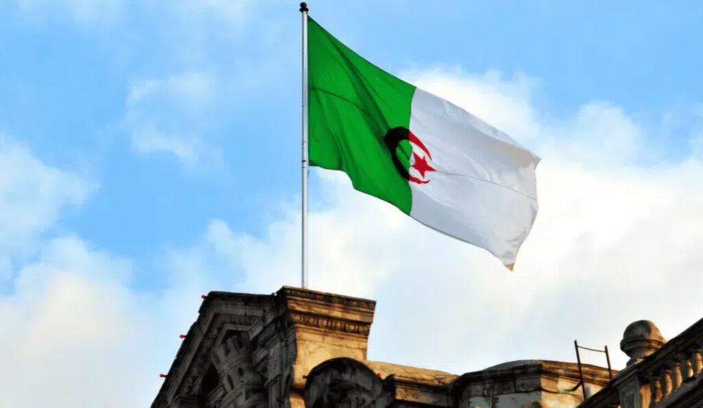 L’ambassade d’Algérie aux Émirats suspend ses activités pour cette raison Les Émirats arabes unis (EAU), connaissent de fortes précipitations ces derniers jours, ce qui a plongé cette pétromonarchie du Golfe dans le désarroi.