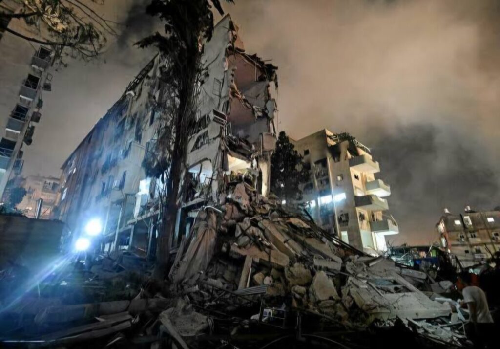 Le samedi 21 mars 2026, l'Iran a frappé la ville israélienne de Dimona, dans le désert du Néguev, ciblant directement une zone qui abrite l'une des installations nucléaires