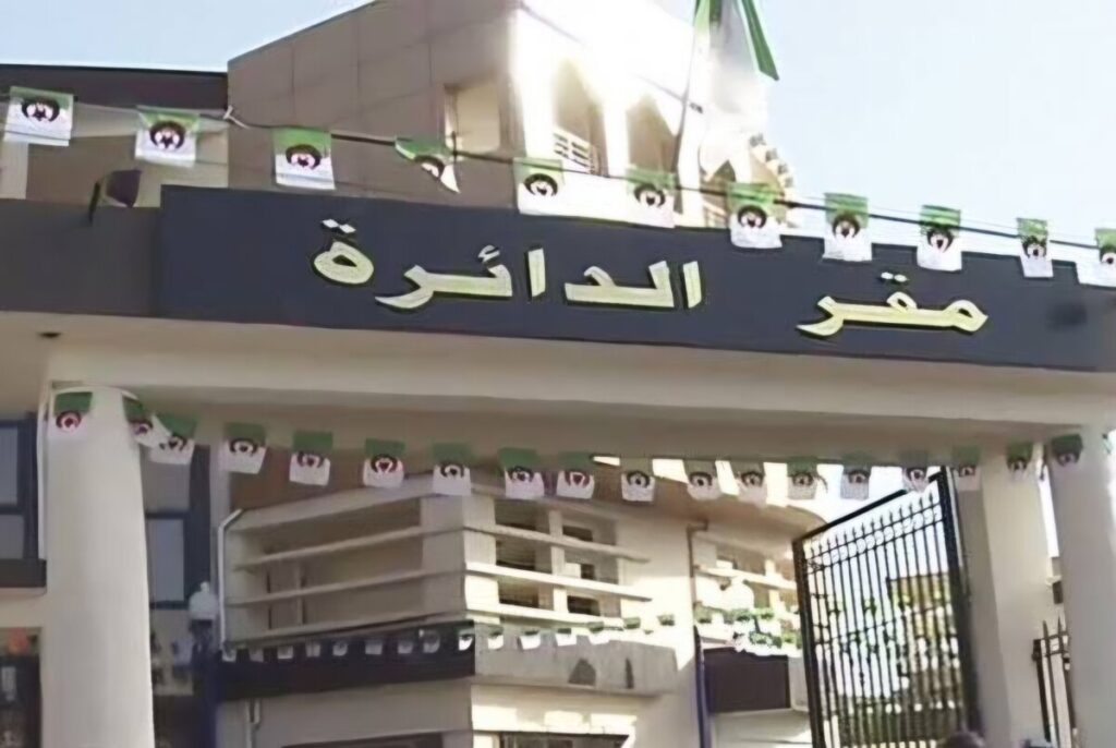 Supprimer les daïras : la fausse bonne idée des députés ! Les députés ont eu une « brillante idée » : supprimer les daïras, ces échelons intermédiaires nichés entre communes et wilayas, pour financer la naissance de nouvelles wilayas.