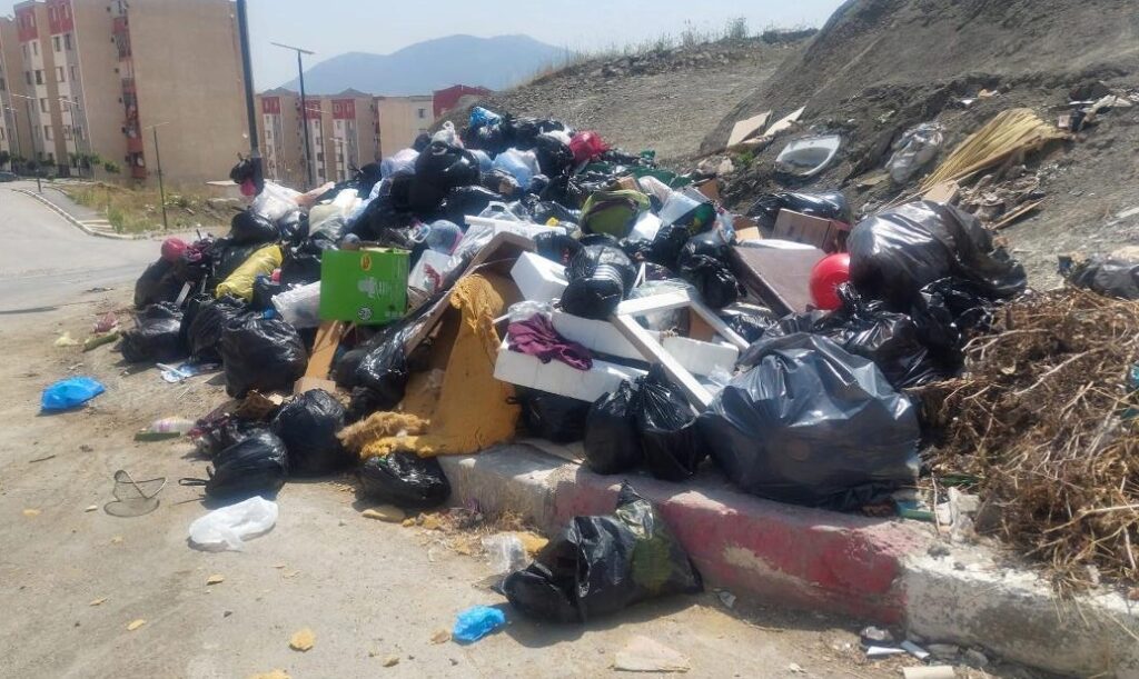 La wilaya de Tizi-Ouou et en dépit des multiples initiatives visant à améliorer le cadre de vie des citoyens, notamment le concours du village le plus propre, continue d’être défigurée par les décharges sauvages.