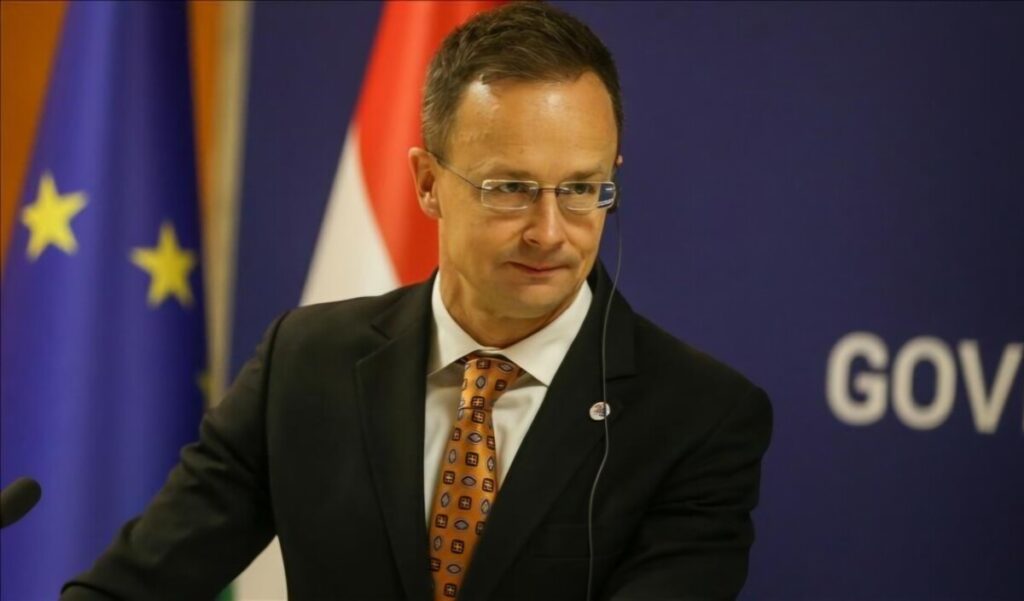 La Hongrie est le deuxième pays de l'Union européenne après la Croatie plus tôt dans la journée à annoncer un plafonnement du prix des carburants.