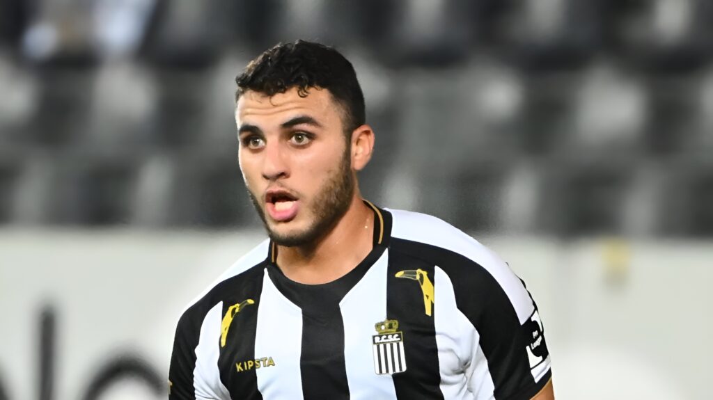 Blessé à la cuisse, Yacine Titraoui manquera le choc face au Standard de Liège, un coup dur pour Charleroi en pleine lutte pour les Europe Playoffs.