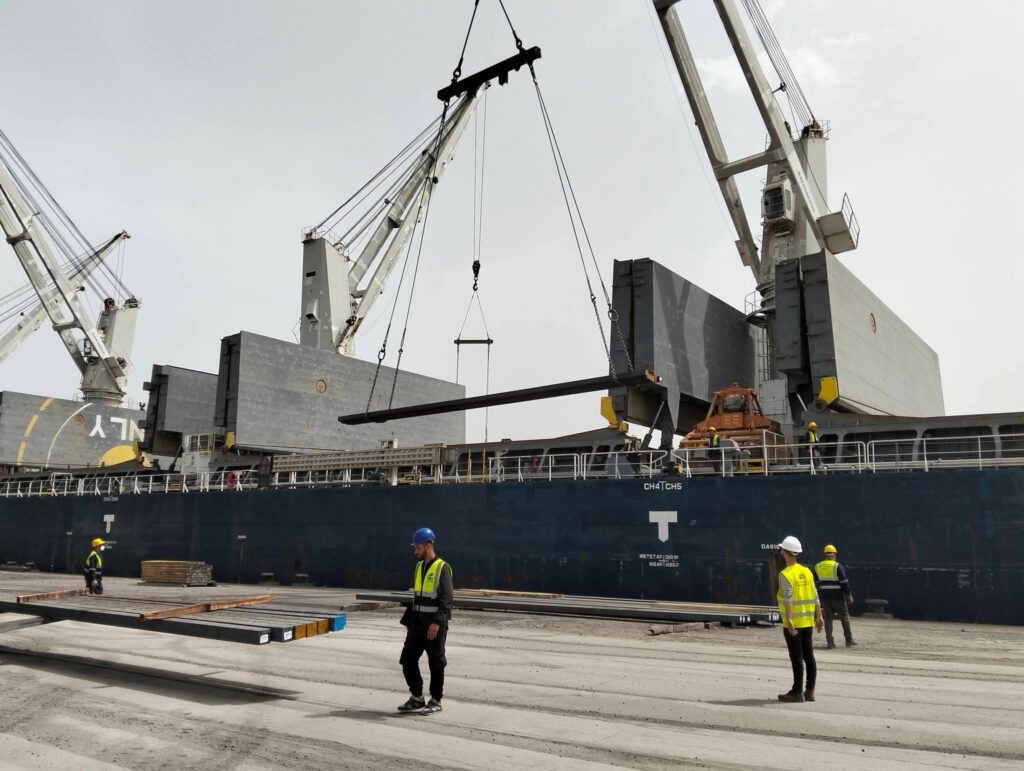 la Société Algeriab-Qatal Steal (AQS), a réalisé le 11 avril 2026 trois expéditions simultanées vers l'Europe et les Amériques.