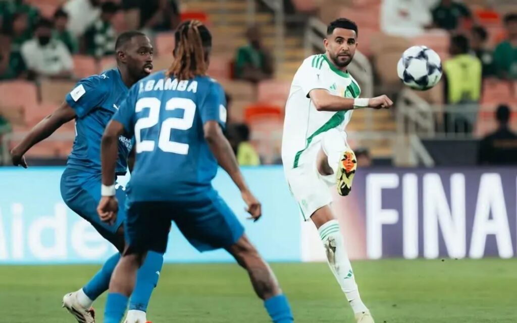 Algérie : Riyad Mahrez crucifie Belmadi et envoie Al-Ahli en quarts ( Vidéo ) D’un coup franc sublime à la 117e minute, Riyad Mahrez a offert la qualification à Al-Ahli, éliminant l’Al-Duhail de Belmadi dans un scénario cruel.