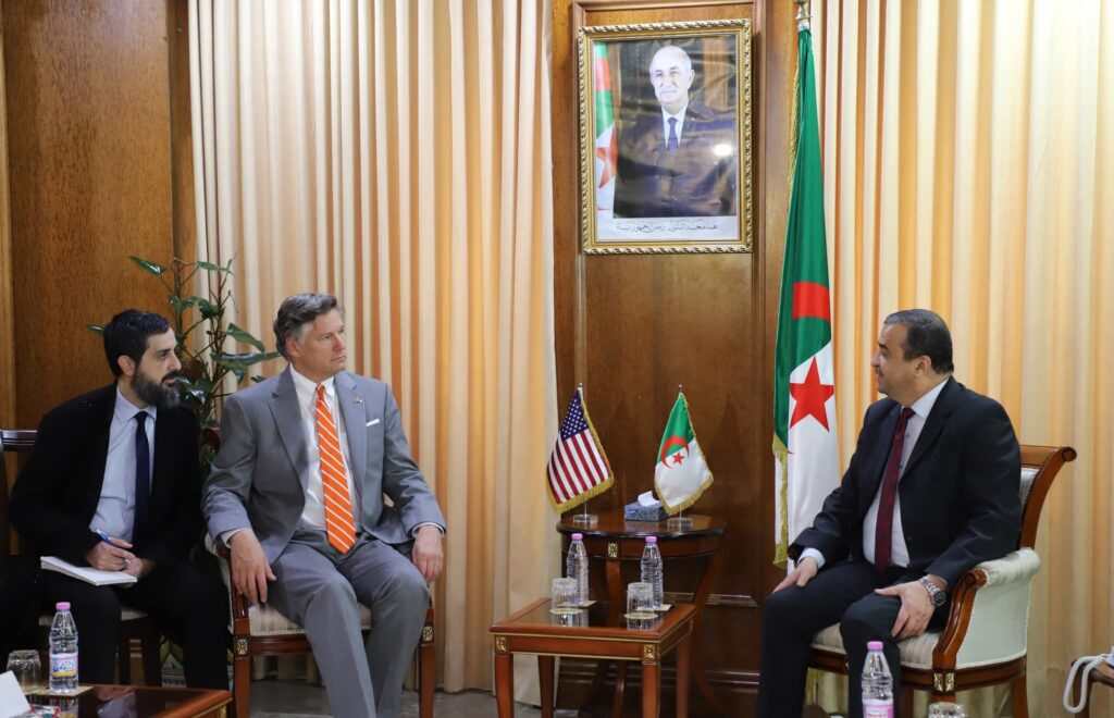 Le ministre d'État chargé des Hydrocarbures, Mohamed Arkab, a reçu ce lundi à Alger le vice-secrétaire d'État américain Christopher Landau, en visite de travail en Algérie.