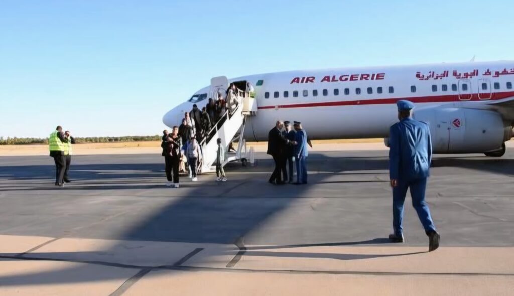 Le vendredi 3 avril 2026, un Boeing 737 d'Air Algérie, d'une capacité de 148 passagers, s'est posé sur le tarmac de l'aéroport d'El Menéa.