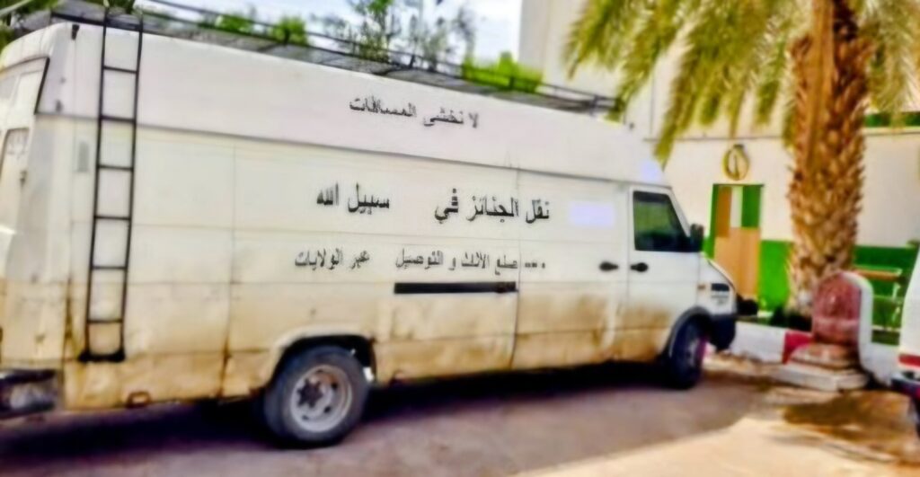 Ghardaïa : il déguise son fourgon en corbillard pour passer 18 moutons interdits — les gendarmes n’étaient pas dupes ! Un camouflage funèbre, des autocollants de "corbillard" et un troupeau de brebis Sidaoune coincées derrière des bottes de foin. La combine aurait pu fonctionner...