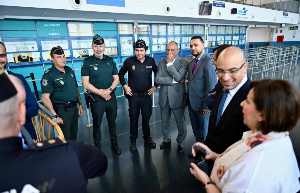 Le Secrétaire d'État chargé de la communauté nationale à l'étranger a effectué une visite au port d'Alicante, plaque tournante des liaisons maritimes entre l'Espagne et l'Algérie