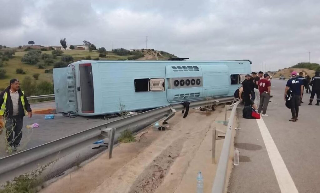 Un bus de transport touristique, en provenance d'Algérie, s'est renversé ce vendredi 1er mai 2026,  sur l'autoroute reliant Béja à la capitale Tunis