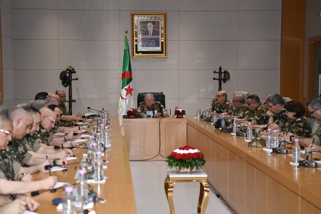 MDN: la DGSI change de commandement La très sensible et stratégique direction générale de Sécurité intérieure ( DGSI), relevant du ministère de la Défense nationale ( MDN), change de commandement.