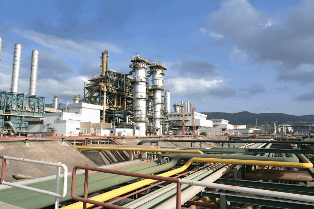 Raffinage africain : La raffinerie de Skikda hisse l’Algérie au deuxième rang continental le géant industriel de Skikda, dont la capacité de traitement s'établit à 355 000 barils par jour (bj)