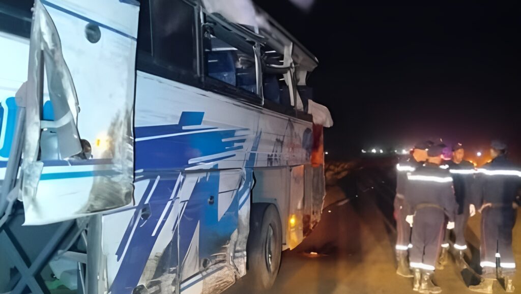 Ouled Djellal : un mort et neuf blessés dans une collision entre un bus et un poids lourd