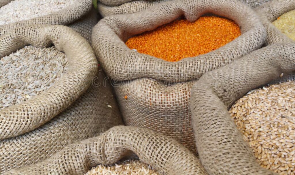 Pouvoir d’achat : l’OAIC baisse les prix des lentilles et du riz basmati haricots riz lentilles avoine ble et orge dans le sac a jute 44713728