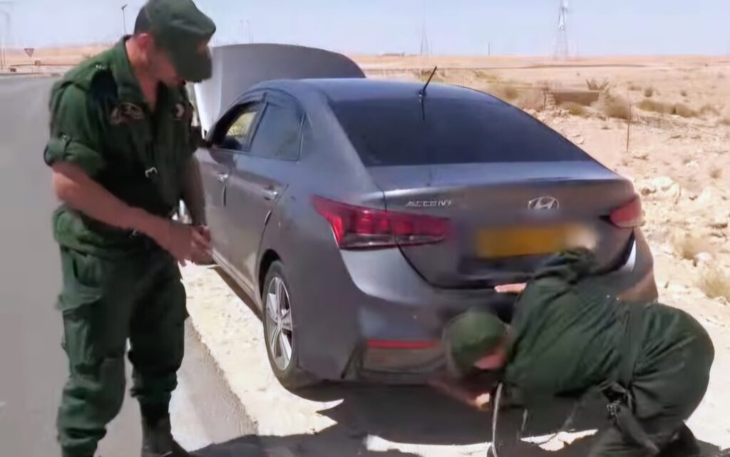La Gendarmerie nationale de Ghardaïa, qui suivait le suspect par géolocalisation depuis le sud, l'a intercepté au carrefour des Roses du Sable.