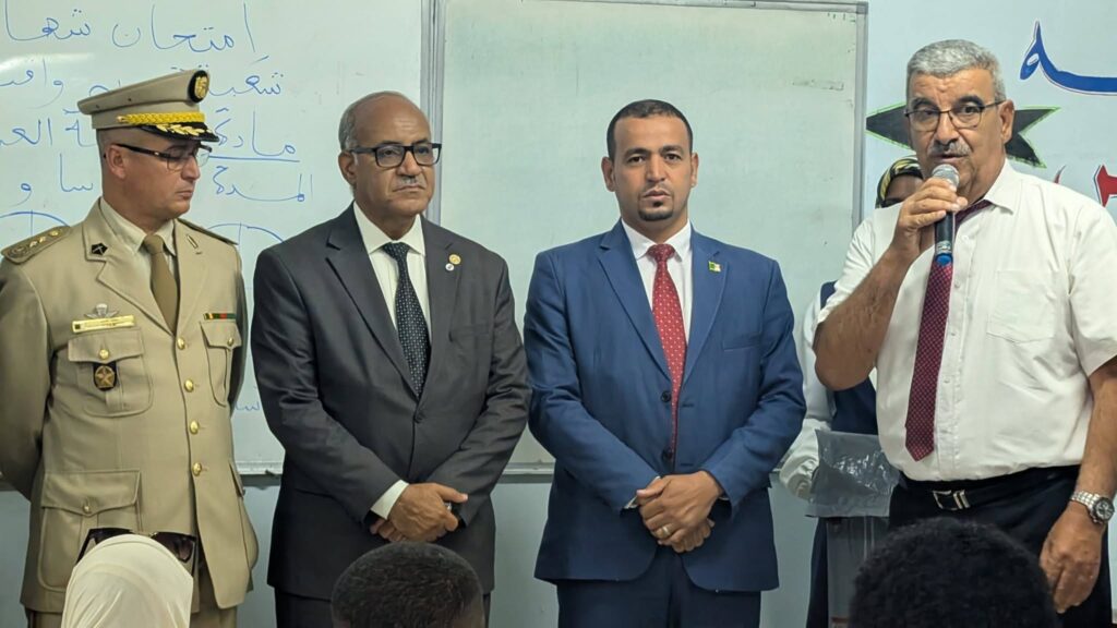 C’est à partir du CEM « Cheikh Ben Mohamed Abdelkrim El Meghili », en plein centre-ville d’El Menéa, que Mokhtar Benmalek, le wali de la wilaya éponyme, accompagné de Moâd Djebrit,