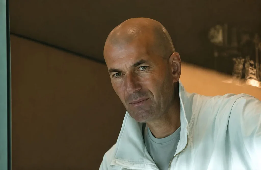 Argentine 3 – 0 Algérie : après la défaite des Verts, Zinedine Zidane intervient dans le vestiaire Zinedine Zidane s’est rendu dans le vestiaire algérien afin d’apporter son soutien à son fils Luca et à l’ensemble du groupe.