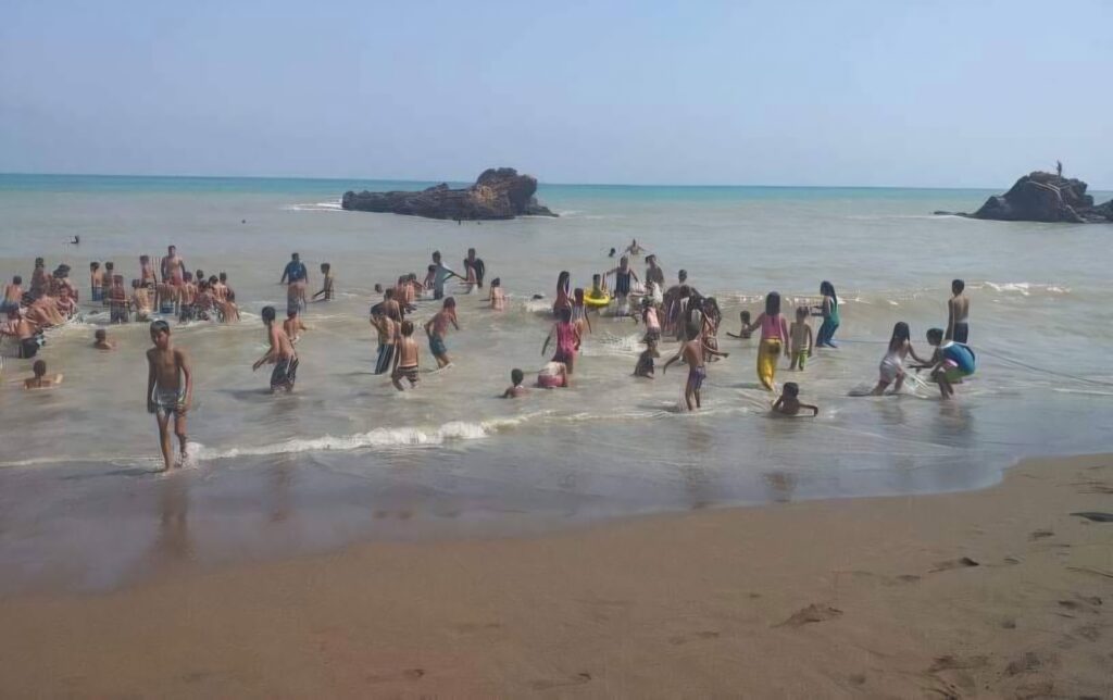 Départ de 200 enfants de Ghardaïa pour un séjour de 11 jours au camp de Sidi Fredj (Alger). Une bouffée d'oxygène pour la jeunesse du Sud en pleine canicule.