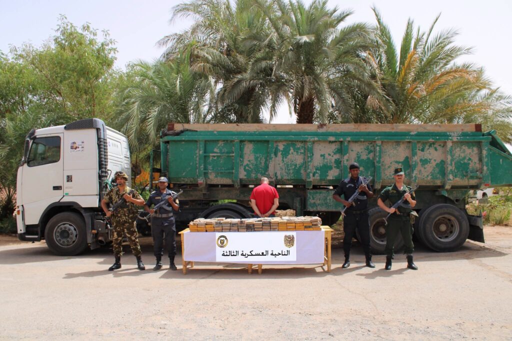 Trafic de cocaïne en Algérie : l’ANP frappe fort à Adrar avec une saisie de 270,65 kg La prolifération du trafic de cocaïne aux frontières algériennes ne faiblit pas, mais la riposte de l'Armée nationale populaire (ANP) non plus.