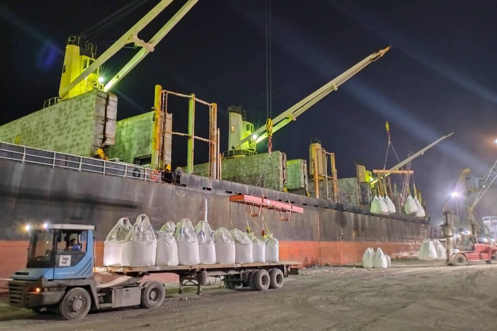 Le port d'Annaba réussit l'exportation de plus de 30 000 tonnes de ciment blanc (Biskria Ciment) vers les États-Unis. Découvrez ce succès du Made in Algeria.