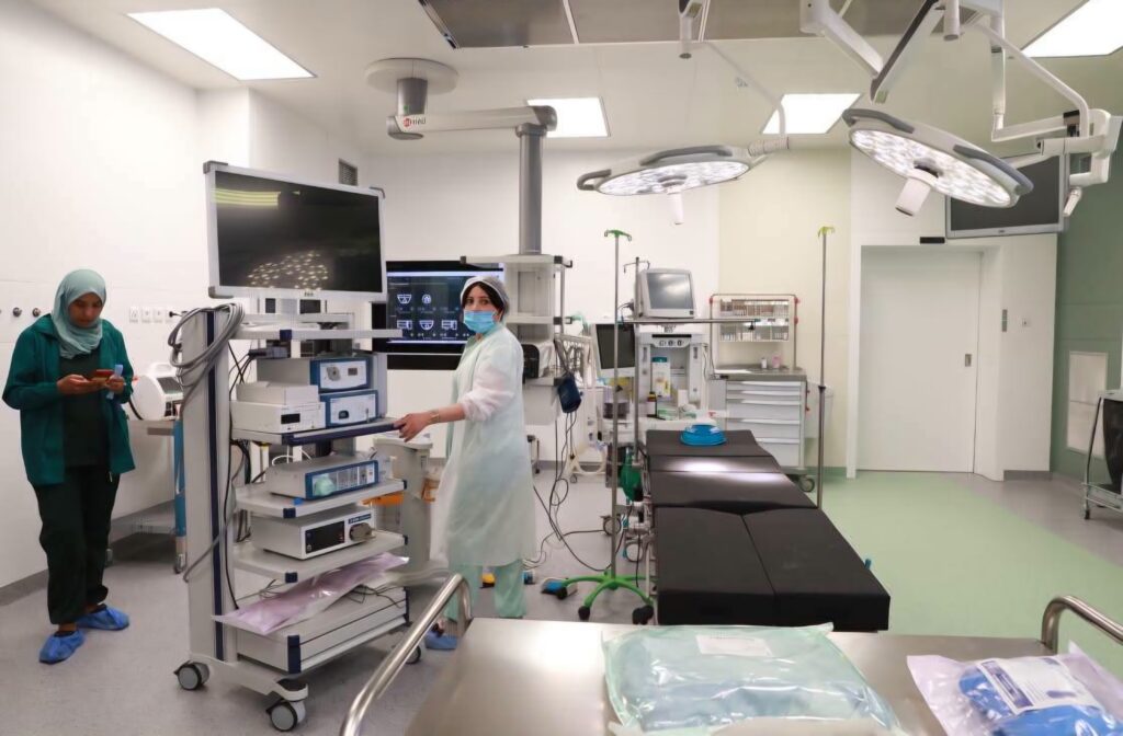 Le wali d'Oran a inauguré 5 salles de chirurgie intelligentes et uniques en Algérie à l'EHU 1er Novembre.
