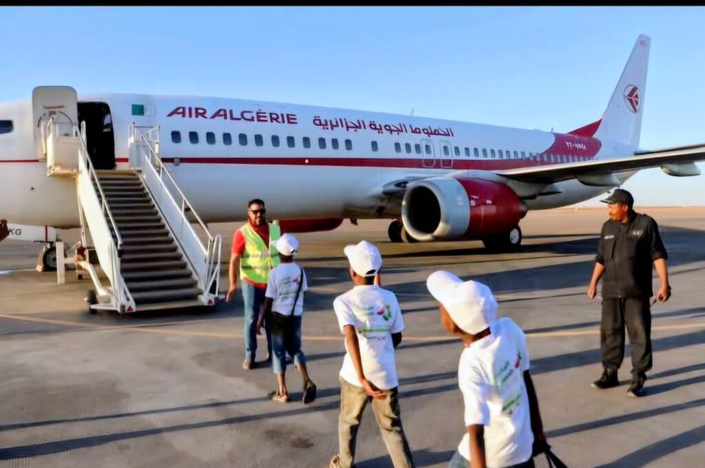Pour rejoindre leur colonie de vacances sur le littoral algérien, 130 enfants d'In Salah, ont troqué le traditionnel et éprouvant voyage en bus contre un vol direct à bord d'Air Algérie.