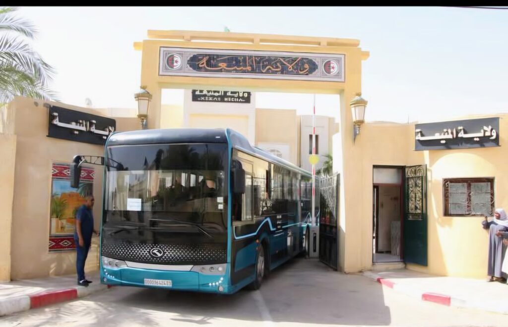 Découvrez la joie des 100 premiers enfants d'El Menéa en route pour la colonie de vacances de Béni Haoua. Une organisation parfaite pour un été 2026 inoubliable !