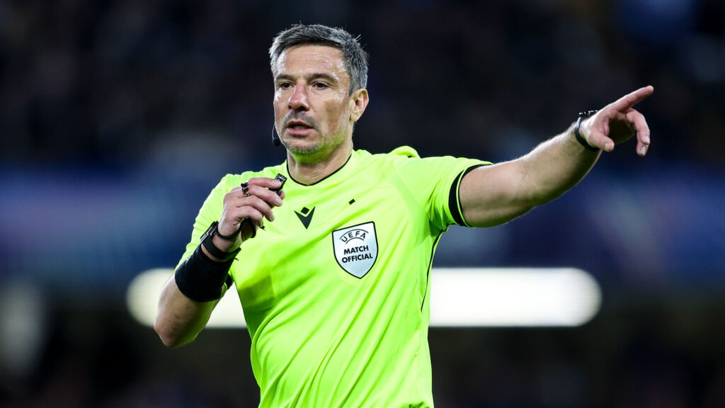 Jordanie – Algérie : la FIFA révèle l’identité de l’arbitre ! (Officiel) À quelques jours de cette affiche du groupe J, la FIFA a dévoilé l’identité de l’arbitre qui sera au sifflet.
