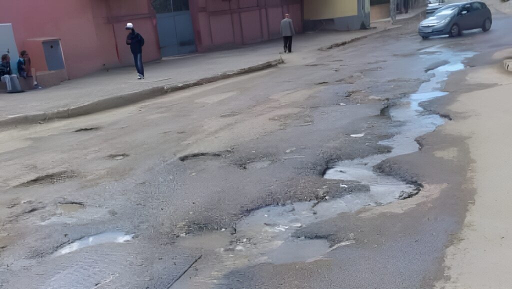 Routes dégradées en Algérie : 136 milliards de dinars injectés en quatre ans En dépit des sommes injectées, l'état des routes en Algérie reste une préoccupation majeure pour des millions de citoyens.