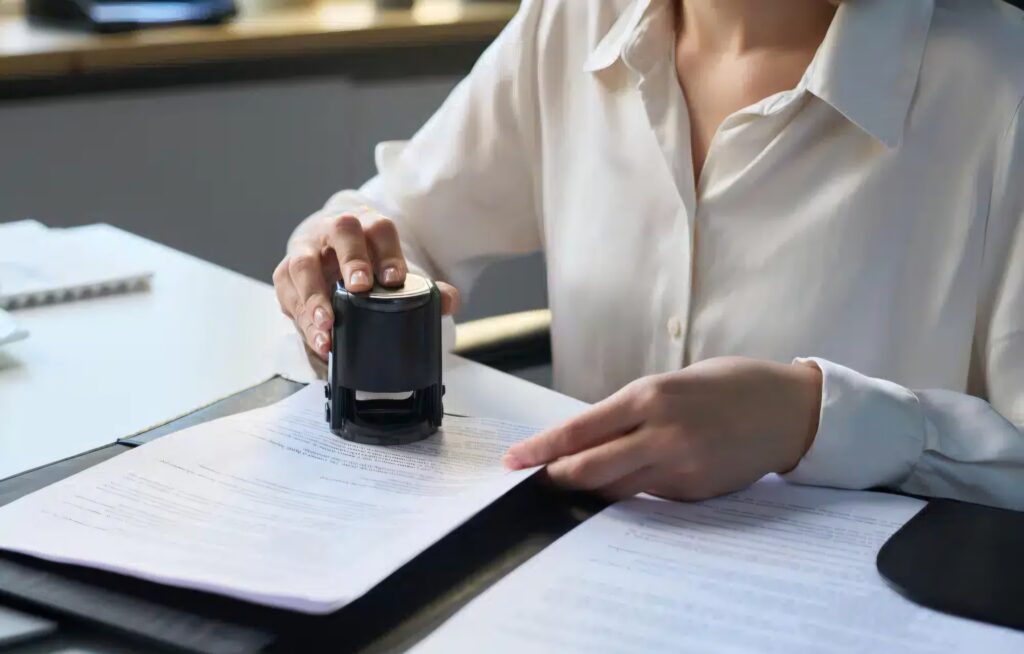 Dès le 9 juillet, l'Apostille remplace la légalisation consulaire pour 6 ministères en Algérie. Démarches en ligne ou via La Poste : ce qui change.