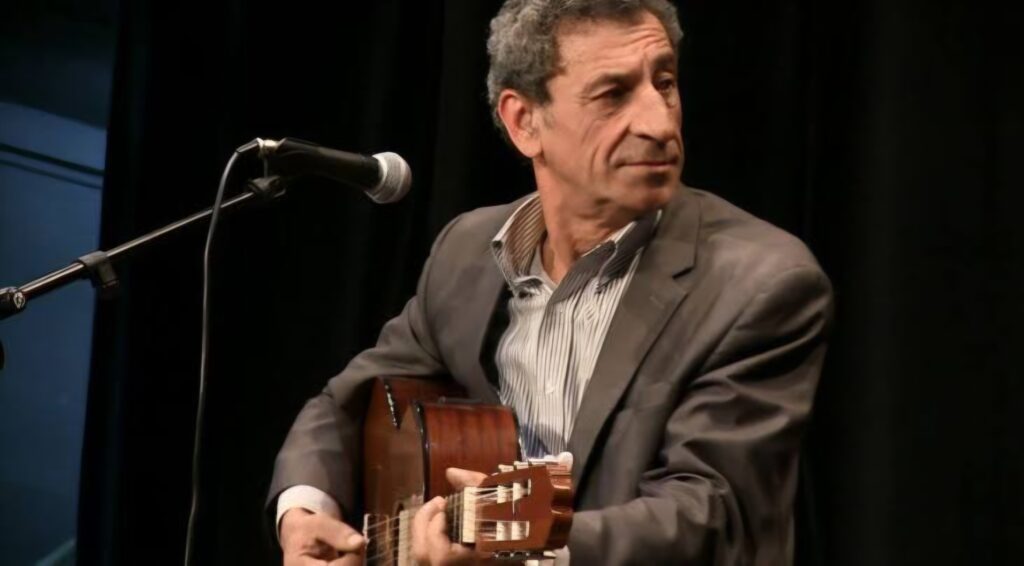 Ali Aït Ferhat, universellement connu sous son nom de scène Ali Ideflawen, s’est éteint ce dimanche à Tizi Ouzou
