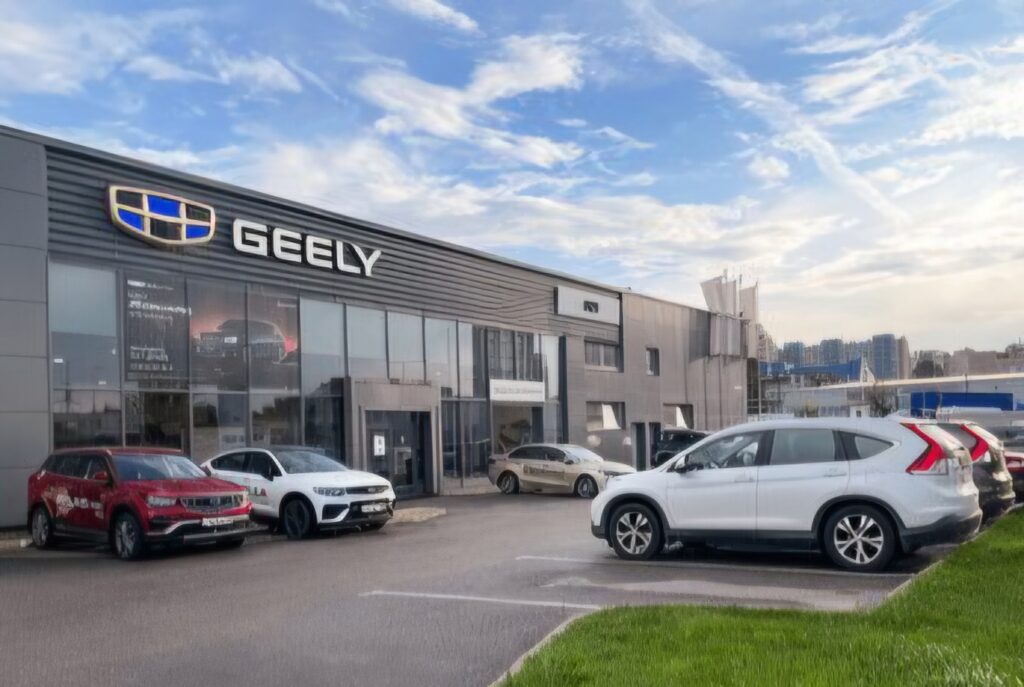 Le géant automobile chinois Geely s'apprête à passer de la simple commercialisation à la production locale.