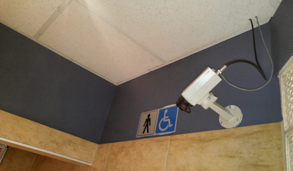 Il filmait ses collègues dans les toilettes : Un candidat aux législatives écroué à El Tarf Stupeur à El Tarf : un candidat aux législatives placé en détention.