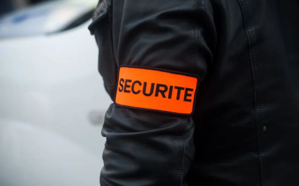 un gang en uniforme de sécurité dérobe plus de 8 milliards de centimes avant d'être démantelé par la DGSN.
