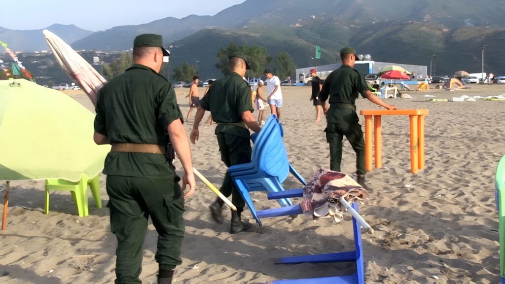 La gendarmerie libère le littoral de Béjaïa face à la « mafia des plages ». Découvrez comment les directives de Tebboune garantissent la gratuité pour tous.