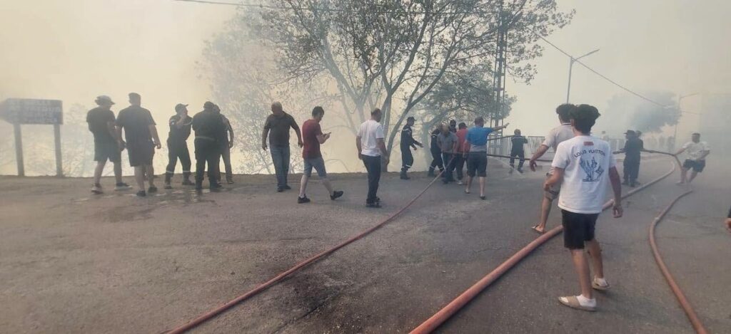 Incendies à Bouira : 3 km de lignes électriques détruits et plus de 1 000 foyers privés d’électricité Les feux de forêt à Lakhdaria et Kadiria (Bouira) ont détruit 3 km de lignes électriques. Découvrez le bilan des dégâts et l'avancée du rétablissement.