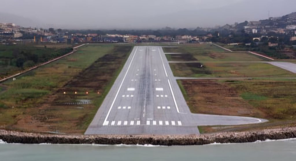 L'aéroport Abane Ramdane de Béjaïa lance les travaux d'extension de son tarmac. La capacité d'accueil des avions passe de 4 à 8 places. Découvrez les détails.