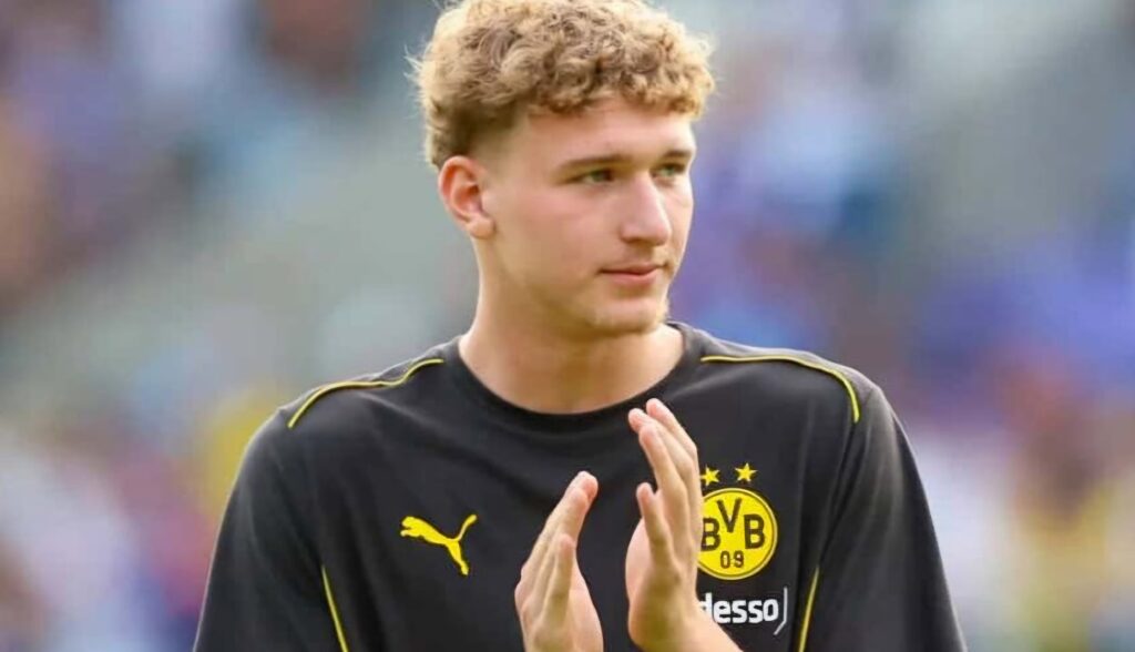 Borussia Dortmund : un départ se dessine pour Elias Benkara Elias Benkara pourrait quitter temporairement Dortmund, qui envisage un prêt pour accélérer la progression du jeune défenseur algérien.