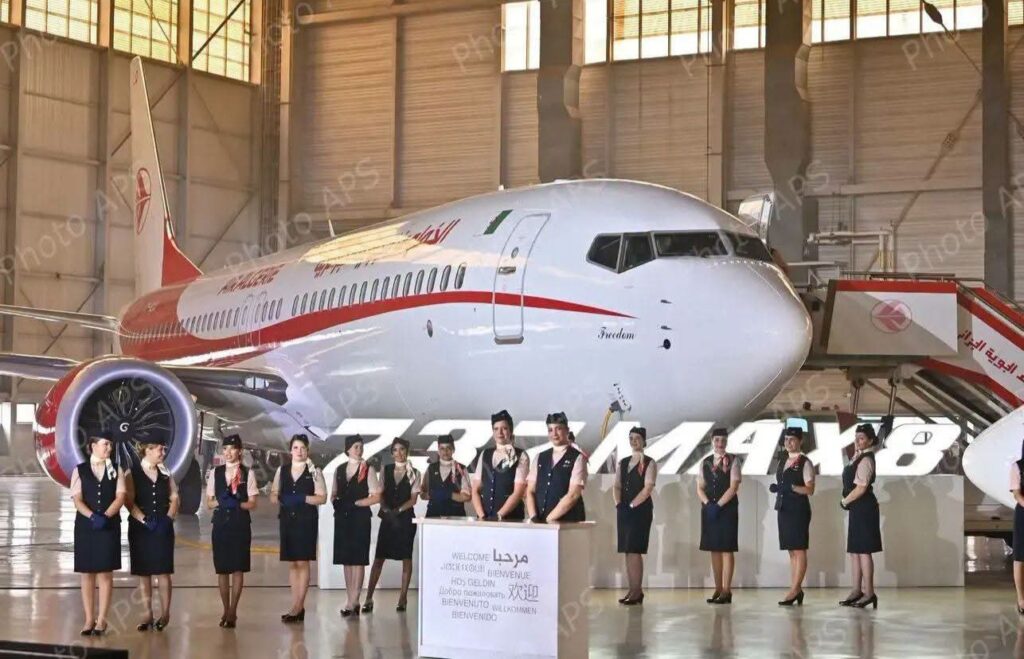 Air Algérie débute le renouvellement de sa flotte avec la réception de son premier Boeing 737 MAX 8 baptisé El Houria. Découvrez les détails de ce plan.